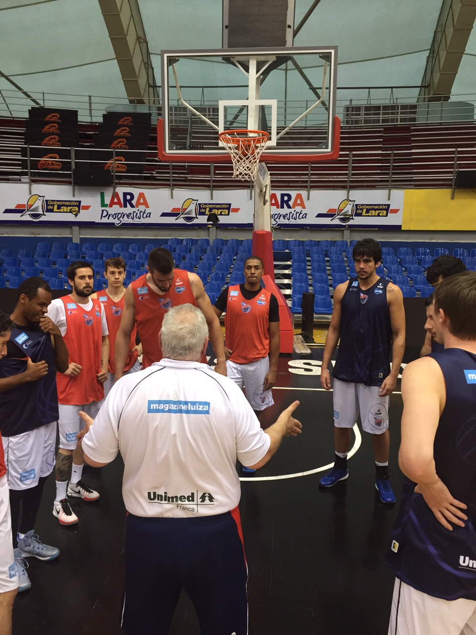 Atletas do Franca Basquete escutam orientação do técnico Lula Ferreira na Venezuela (Foto: Franca Basquete)